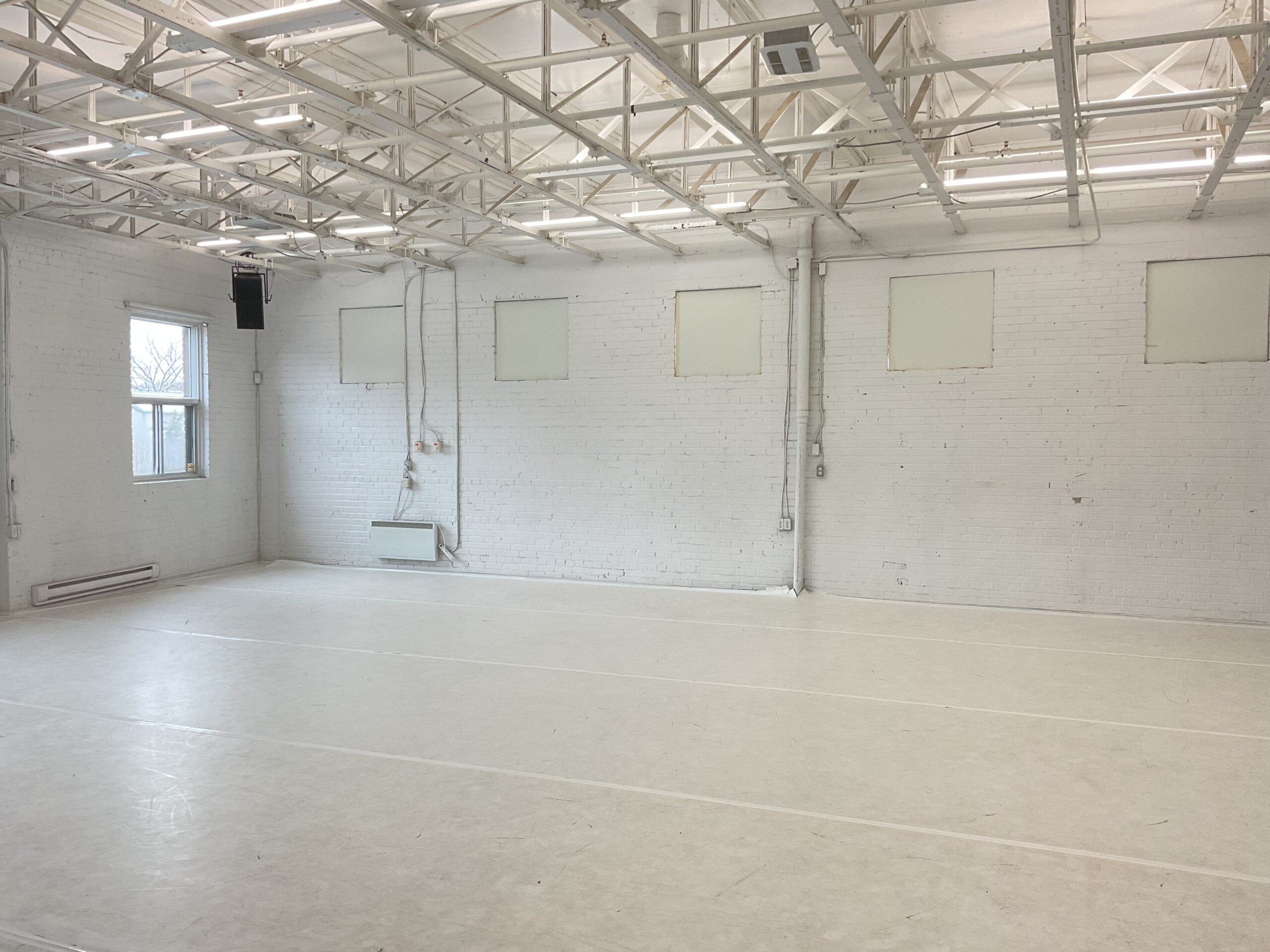 Vue d'ensemble du studio de danse du CCOV, plancher blanc, 1300 pi².