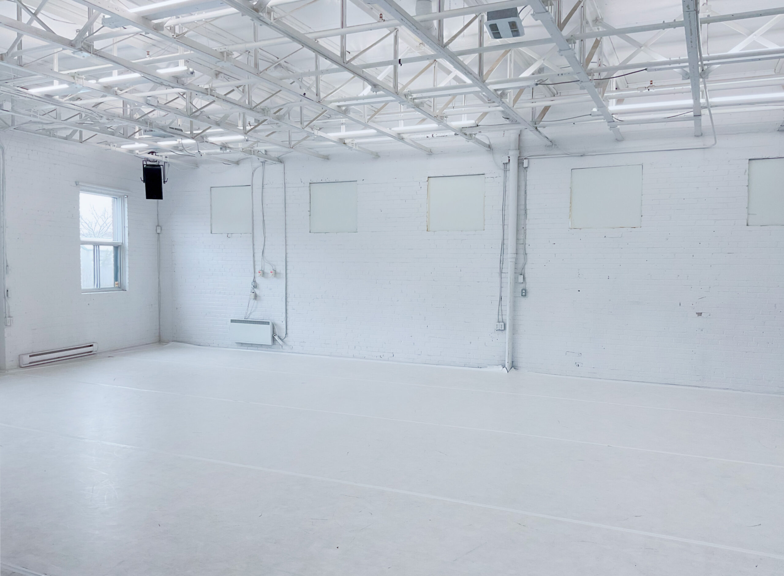 Vue d'ensemble du studio de danse du CCOV, plancher blanc, 1300 pi².