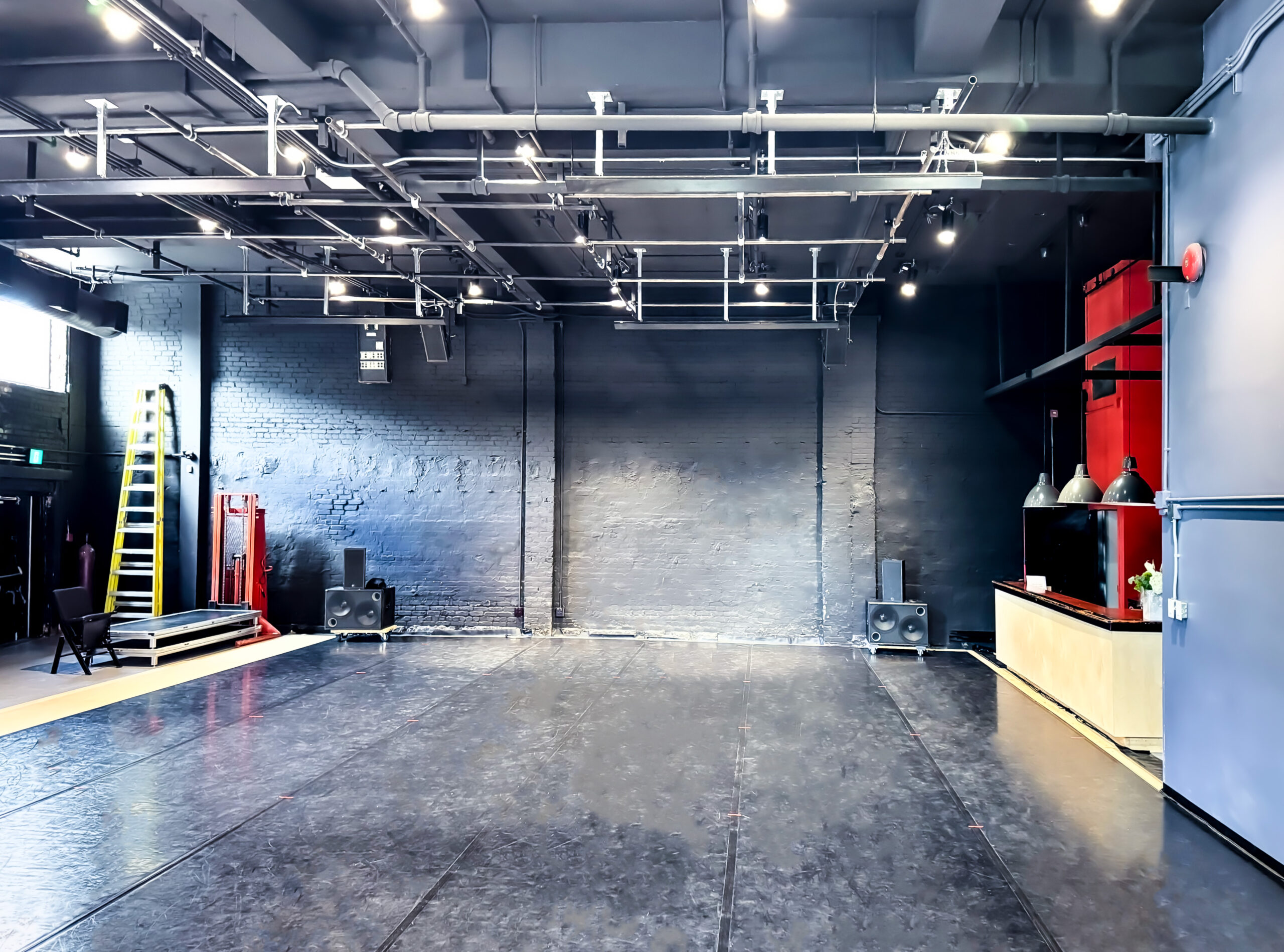 Vue d'ensemble du studio de danse du CCOV, Studio Ginette Laurin, plancher blanc, 2 000 pi².